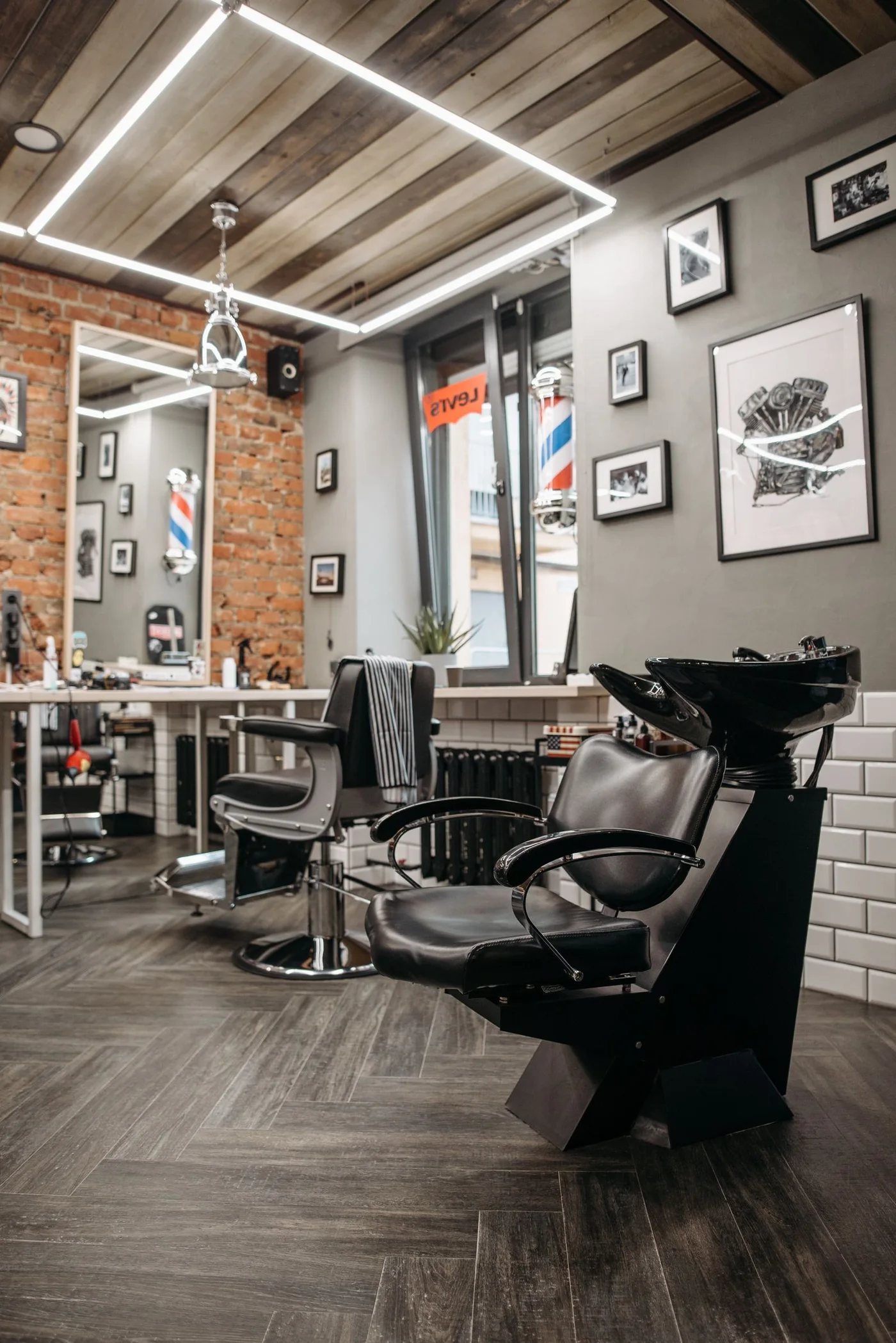 Interior de una barbería, utilizado como referencia de diseño