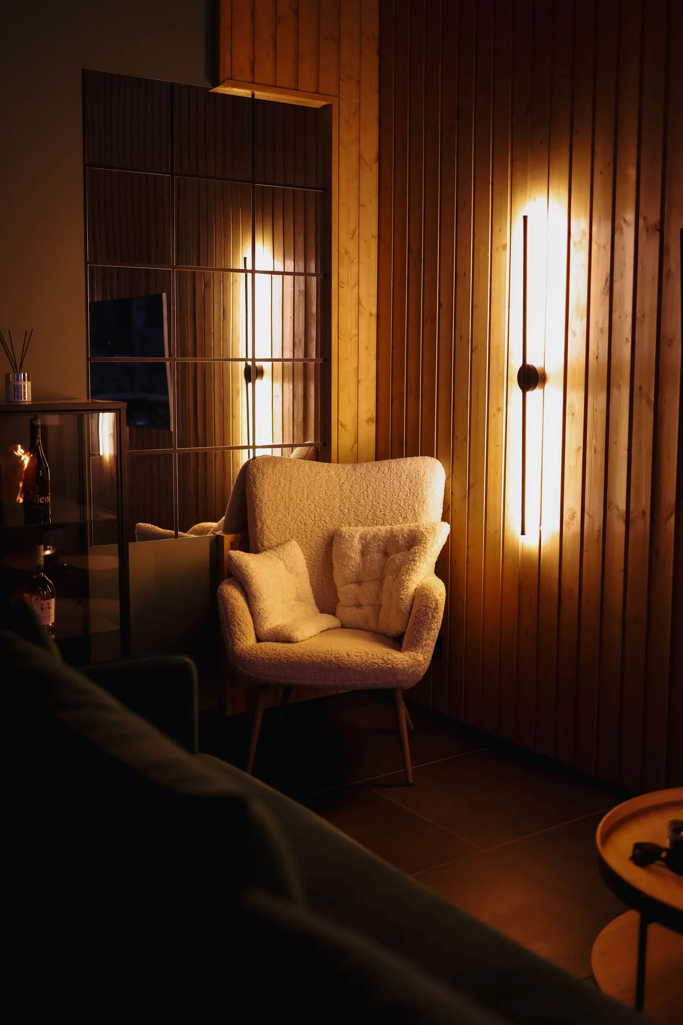 Espacio cálido de referencia con un sillón y luz suave